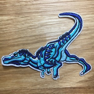 Blauer Velociraptor Patch 8cm x 10cm zum Aufbügeln -  Dino Aufnäher Dinosaurier