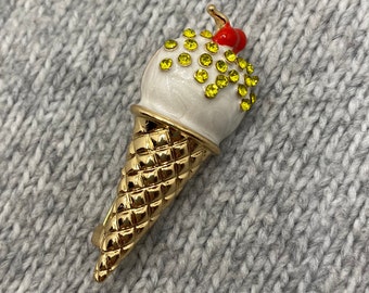 Eis Brosche mit Glitzerstein Streuseln & Kirschen - 5x 2 cm - Emaille Anstecker Sommer Softeis Eiswaffel Vintage kalte Süßigkeit Popsicle