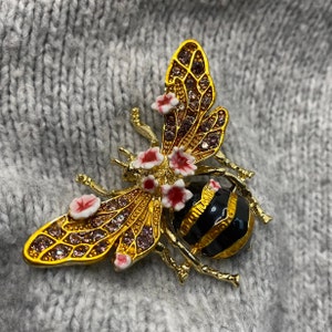 Opulente Hummel Brosche Biene mit Blüten & Glitzersteinen 4,3 x 5,5 cm Emaille Anstecker gold Honig Anhänger Sommer Frühling Insekt Bild 8