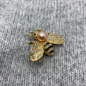 Broche abeille élégante broche dorée avec perle & strass 4 x 3 cm broche classique pendentif miel insecte vintage image 4