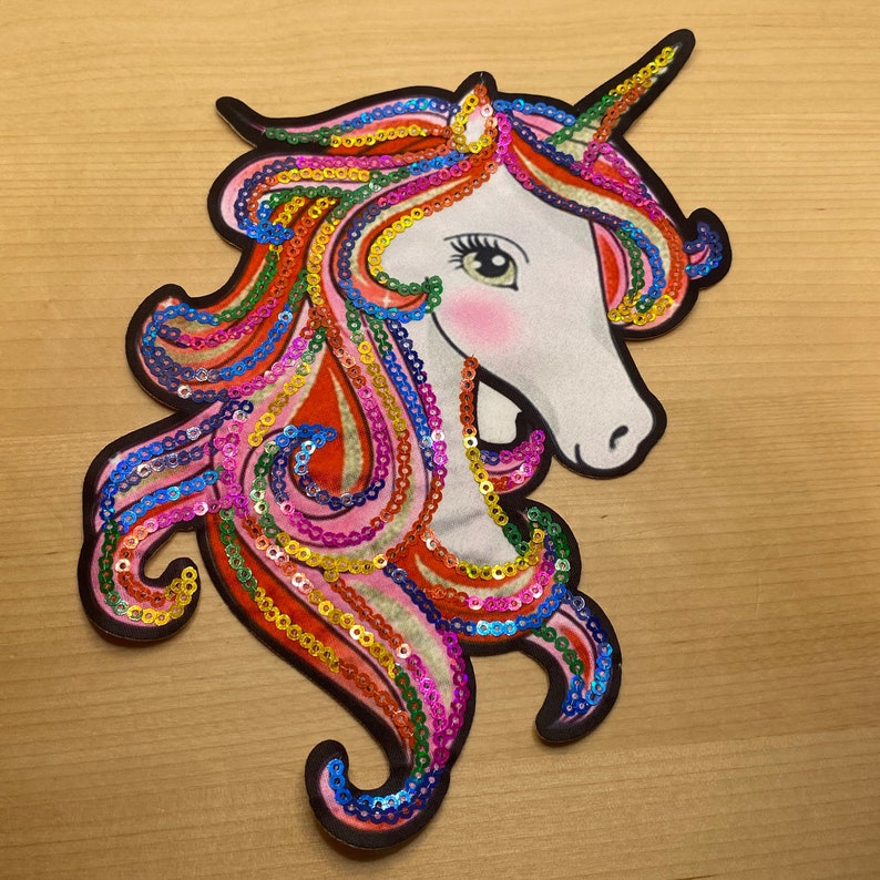 Tête de licorne comique avec crinière à paillettes colorées comme écusson à coudre 20,5 x 13 cm écusson thermocollant pour la inscription scolaire des enfants image 1