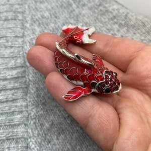 Koi Karpfen Fisch Emaille Brosche 7 x 6 cm Anstecker Aquarium Goldfisch Teich Meer Frieden rot Symbol Asien China Liebe Freundschaft Bild 4