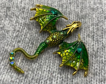 Grüner Drachen Emaille Brosche mit Glitzersteinen - 6 x 7 cm - Anstecker Magie Mystik Märchen Mittelalter Echse Dinosaurierer Anhänger Kette