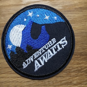 Round ADVENTURE AWAITS Patch with Mountains Moon & Stars - approx. 7 cm diameter - Backpacking Travel Holiday Hiking Camping Patches Patches