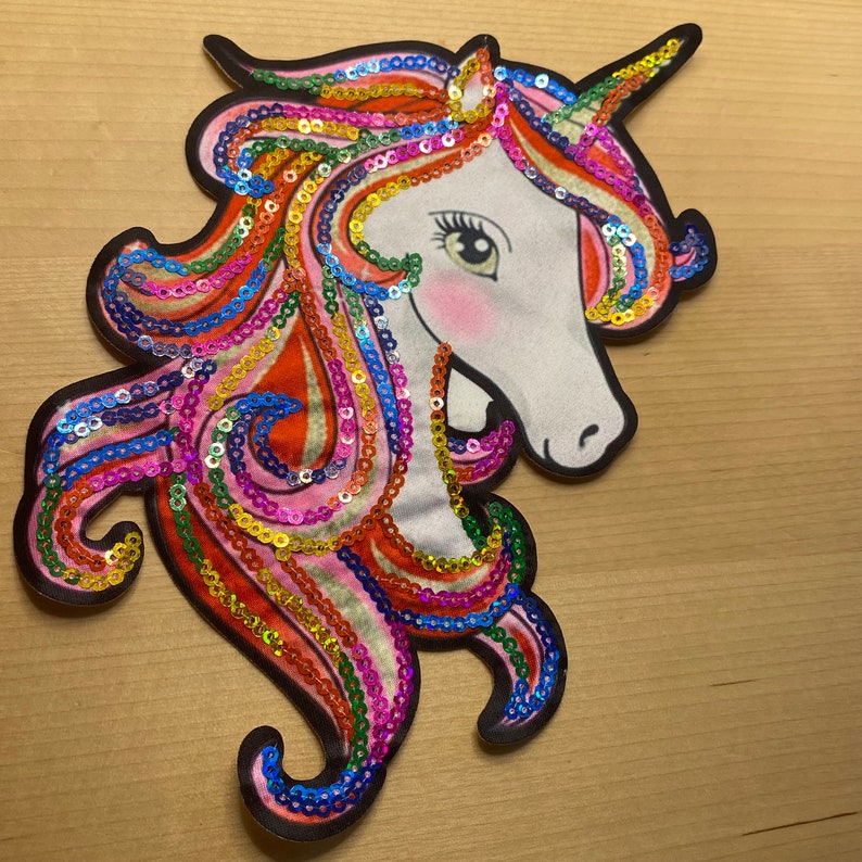 Tête de licorne comique avec crinière à paillettes colorées comme écusson à coudre 20,5 x 13 cm écusson thermocollant pour la inscription scolaire des enfants image 2