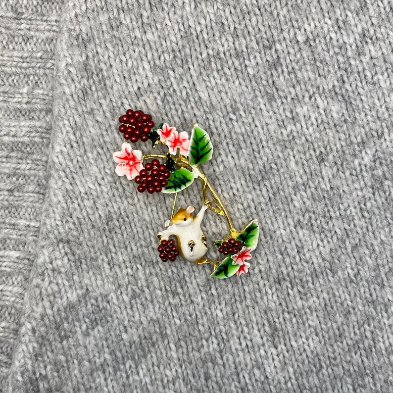 Jolie broche mûres avec souris 6 x 3 cm épingle en émail automne nature fleurs animaux de la forêt rose doré floral image 8