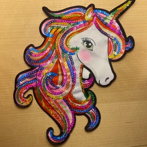 Tête de licorne comique avec crinière à paillettes colorées comme écusson à coudre 20,5 x 13 cm écusson thermocollant pour la inscription scolaire des enfants image 3