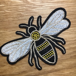 Patch abeille volante 10,5 cm x 7 cm - patch thermocollant - insecte guêpe