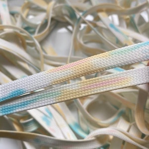 Cordones amarillos azules blancos estilo batik - 120 cm de largo 0,8 cm de ancho - zapatillas de deporte con cordones planos de caña alta para niños arte étnico hippie dip dye