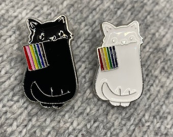 Weißes & schwarzes Kätzchen mit Flagge Pin Queer Support - 2,7 x 1,5 cm - Emaille Brosche Anstecker LGBTQAI+ Regenbogen Katze Haustier