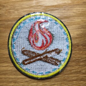 Round Campfire Patch 6,5 cm De diamètre Backpacking Travel Mountains Bird Holiday Hiking Camping Patches Patches Minimalism Nature Fire image 3