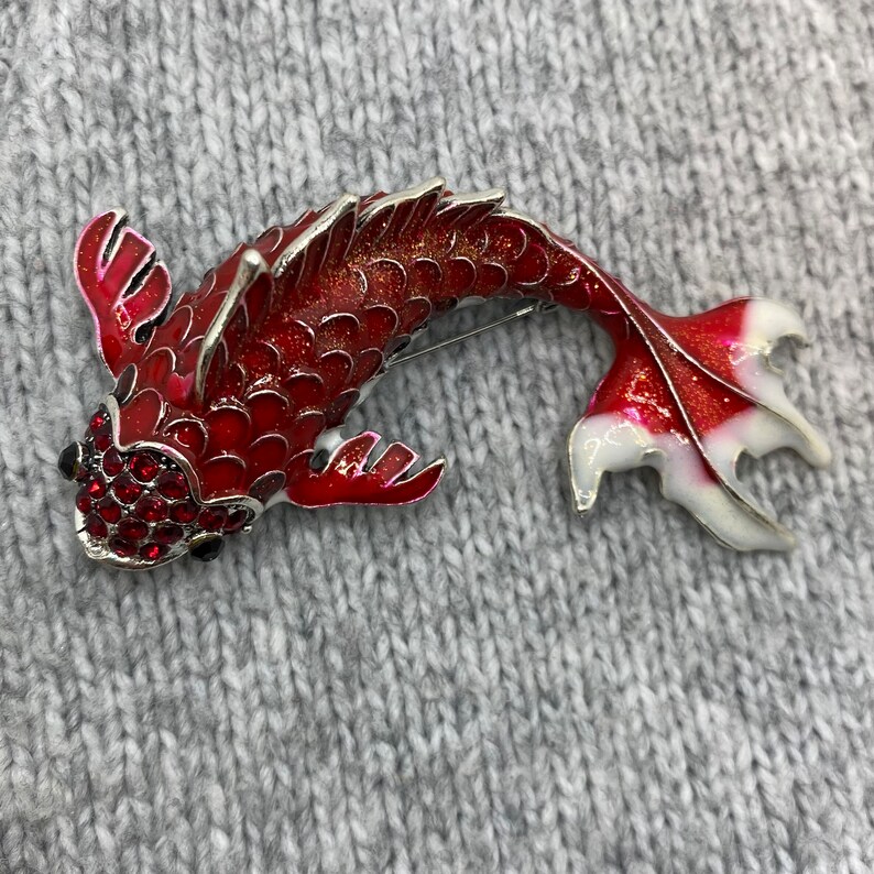 Koi Karpfen Fisch Emaille Brosche 7 x 6 cm Anstecker Aquarium Goldfisch Teich Meer Frieden rot Symbol Asien China Liebe Freundschaft Bild 7