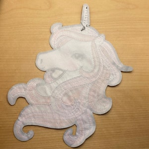 Tête de licorne comique avec crinière à paillettes colorées comme écusson à coudre 20,5 x 13 cm écusson thermocollant pour la inscription scolaire des enfants image 5