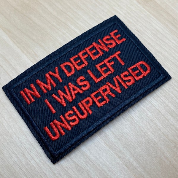 In my Defense - I was left unsupervised - schwarz-rotes Patch mit Schriftzug zum Aufbügeln ca. 8cm x 5cm - Chaos Blödsinn Kinder Spruch