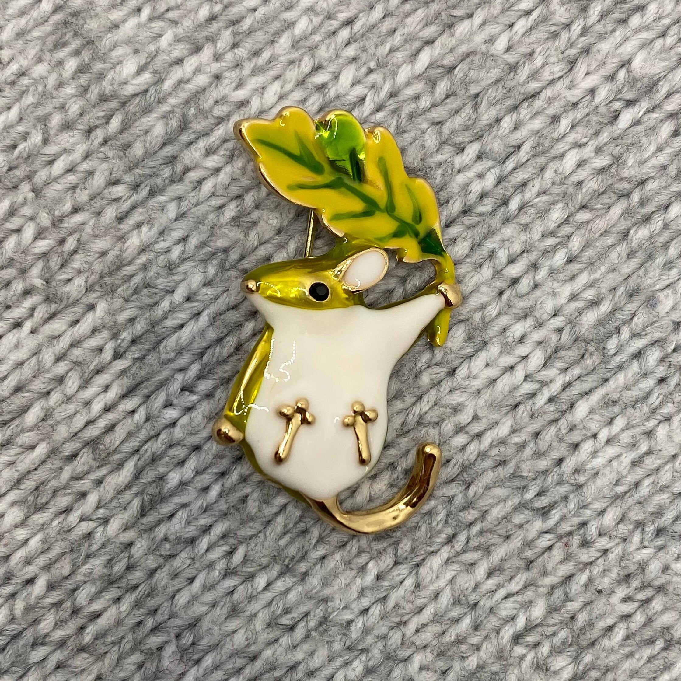 Lindo broche ratón con hoja - 4 x 2,5 cm - pin de esmalte hámster cottagecore naturaleza flores animales del bosque ratón de campo de primavera