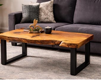 オーダーメイドの天然木コーヒーテーブル｜天然スラブのブラックスチール脚｜受注生産｜ウィスコンシン州製ハンドメイド｜ラスティックモダンなリビングルーム