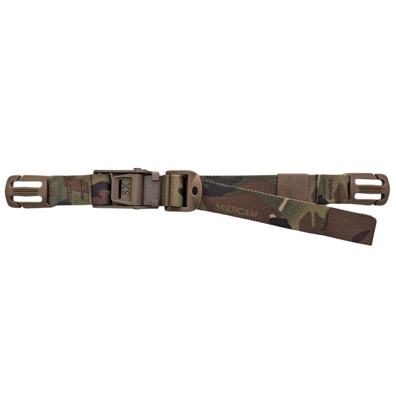 Op de afbeelding: Een bruin en tan camouflageband met een zwarte gesp en een zwart en tan band met het woord "MULTICAM" erop gedrukt.