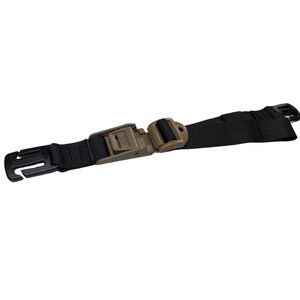 Op de afbeelding: Een verstelbare zwarte band met een bruine plastic gesp en een zwarte plastic clip aan het ene uiteinde.