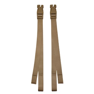 以下が含まれることがあります： ベージュ色のナイロンストラップ2本とプラスチック製のバックル。各ストラップは上部にバックル、下部にループが付いています。ストラップはアイテムを固定するように設計されています。