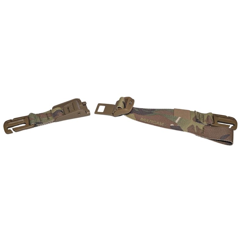 Op de afbeelding: Een bruin en tan camouflageband met een plastic gesp. Het band is in twee delen gescheiden, een met een gesp en de andere met een lus.