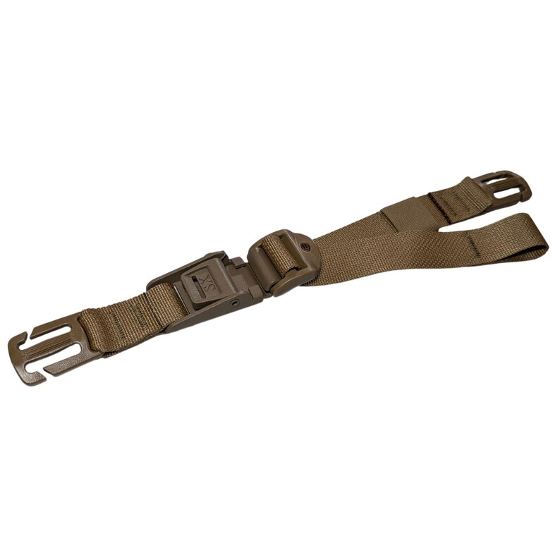Op de afbeelding: Een verstelbare band in tan met een plastic gesp en twee clips. De band is gemaakt van nylon webbing en heeft een snelontgrendelingsgesp.