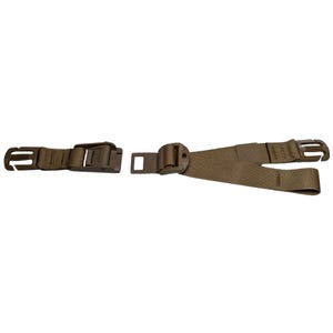 Op de afbeelding: Een bruine verstelbare band met een gesp en een lus aan elk uiteinde. De band is gemaakt van nylon en is ontworpen om items aan een rugzak of andere uitrusting te bevestigen.