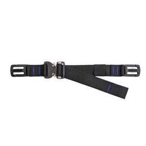 Puede incluir: Cinturón táctico negro con hebilla metálica y dos trabillas negras. El cinturón tiene costuras azules. La hebilla es una combinación de negro y dorado. El cinturón está hecho de un material tejido duradero.