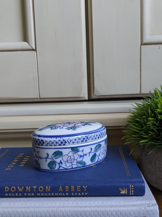 Vintage Small porcelain Chinoiserie trinket box | 