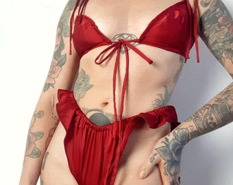 Conjunto de lencería de satén rojo cereza hecho a mano, sujetador y braguitas sensuales