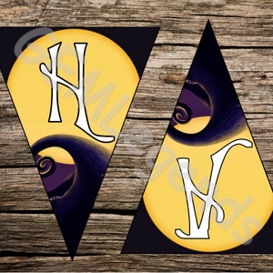 Puede incluir: Dos banderas triangulares en forma de bander&iacute;n con fondo negro y una luna amarilla con una letra blanca en cada una. La luna tiene un dise&ntilde;o de espiral morado y negro a su alrededor. Las letras son "H" y "V".