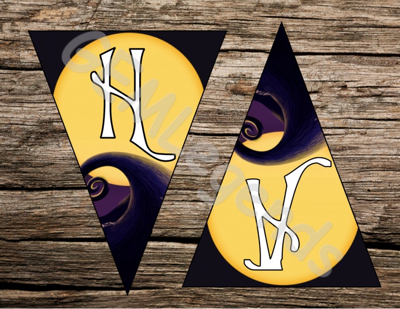 Puede incluir: Dos banderas triangulares en forma de bander&iacute;n con fondo negro y una luna amarilla con una letra blanca en cada una. La luna tiene un dise&ntilde;o de espiral morado y negro a su alrededor. Las letras son "H" y "V".