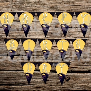 Puede incluir: Una pancarta amarilla y negra con las palabras "Happy Birthday" en letras blancas. Cada letra est&aacute; en una bandera separada en forma de tri&aacute;ngulo con una imagen negra y morada de Jack Skellington de Pesadilla antes de Navidad.