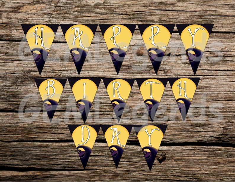 Puede incluir: Una pancarta amarilla y negra con las palabras "Happy Birthday" en letras blancas. Cada letra est&aacute; en una bandera separada en forma de tri&aacute;ngulo con una imagen negra y morada de Jack Skellington de Pesadilla antes de Navidad.