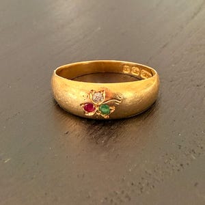 Anillo victoriano de oro de 18 quilates con esmeraldas, rubíes y diamantes - Birmingham, 1897