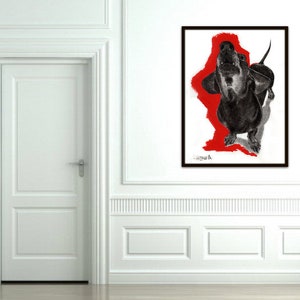 Op de afbeelding: Een zwart-witte tekening van een teckel met een rode achtergrond. De hond kijkt naar de kijker met zijn tong naar buiten.