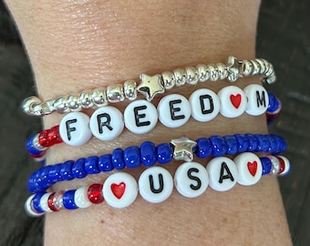 Conjunto de pulseras patrióticas con cuentas: rojo, blanco y azul, orgullo de Estados Unidos.