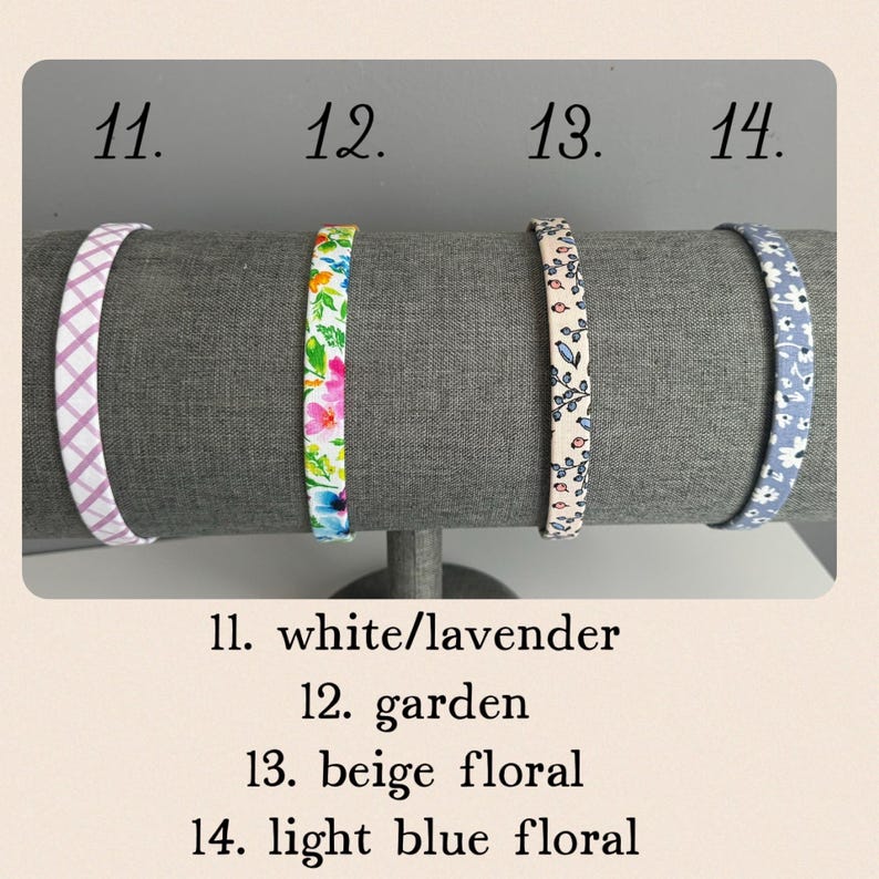 Puede incluir: Cuatro diademas de tela expuestas en un soporte. Las diademas son de diferentes patrones: a cuadros blancos y lavanda, florales con acentos rosas y verdes, florales beige y florales azul claro. Los n&uacute;meros 11, 12, 13 y 14 est&aacute;n escritos encima de cada diadema.