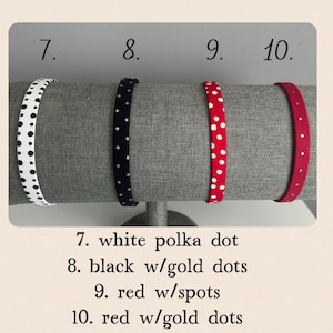 Puede incluir: Cuatro diademas con diferentes patrones: blanco con lunares negros, negro con lunares dorados, rojo con lunares blancos y rojo con lunares dorados. Las diademas se muestran en una cabeza de maniqu&iacute; gris.