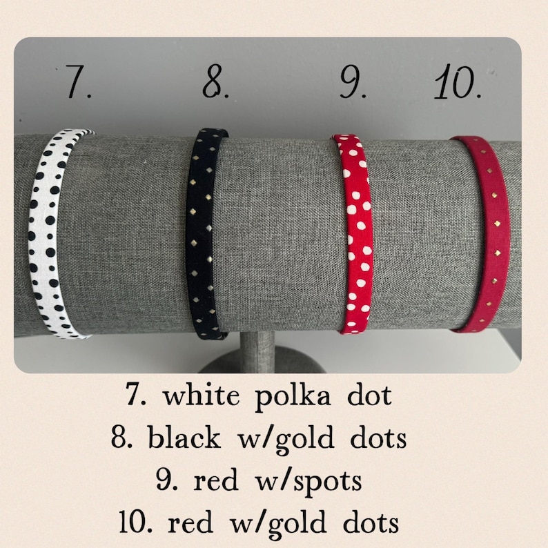 Puede incluir: Cuatro diademas con diferentes patrones: blanco con lunares negros, negro con lunares dorados, rojo con lunares blancos y rojo con lunares dorados. Las diademas se muestran en una cabeza de maniqu&iacute; gris.