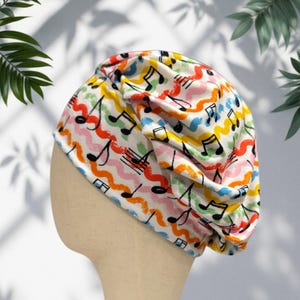 Musiknoter Scrub Cap | Handgjord stretchig sjuksköterskehatt