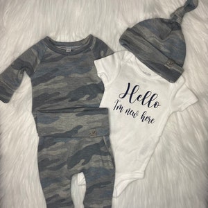 Coming Home-outfit voor babyjongens met camouflageprint: joggingbroek, trui en muts