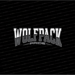 Puede incluir: Un diseño gráfico en blanco y negro con el texto "WOLFPACK PRIDE" en una fuente estilizada de estilo universitario. La palabra "WOLFPACK" se muestra de forma destacada, con "PRIDE" debajo. El diseño incluye el logotipo de Small Town Creations.
