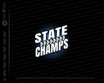 Può includere: Sfondo nero con le parole "STATE CHAMPS" in bianco, bordate di blu. La parola "STATE" è sopra "CHAMPS", con palloni da football americano in mezzo. Un cerchio blu tratteggiato è dietro il testo.