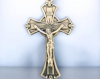 Crucifixo católico com rosário alargado: acabamento prateado com volutas, fabricado na Itália.
