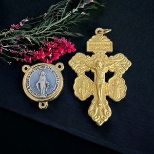 Italienisches Rosenkranz-Medaillen-Set, 3-Wege-Verzeihungskruzifix mit Gold-Finish und wunderschönes blaues Emaille-Miraculinum-Medaillon | Italienische Rosenkranz-Teile