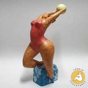 Escultura de mujer nadadora, escultura de papel maché, pieza artística única hecha a mano, regalo para amantes del océano, decoración del hogar para el baño o la piscina.