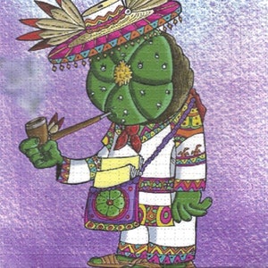 Puede incluir: Un cactus de dibujos animados que lleva un sombrero colorido, un pañuelo rojo y una camisa blanca con un chaleco estampado. El cactus sostiene una pipa en su mano y tiene una bolsa verde con un diseño floral.