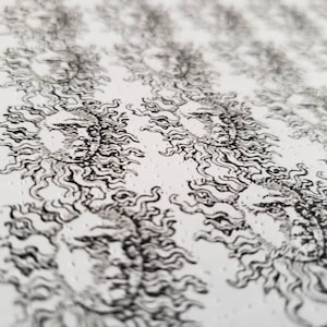 Impresión artística en papel secante de hoja completa del Dios Sol en blanco y negro