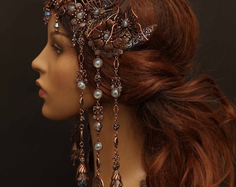 Transparante vleugels Pixie elven Art Nouveau Mucha insp. tiara hoofddeksel kroon blauwe adem opaal maansteen bloemen bladeren libel vlinder