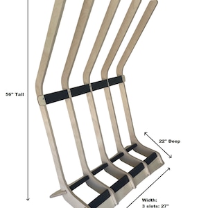 Puede incluir: Un estante de madera para tablas de surf con seis ranuras, 142 cm de alto, 56 cm de profundidad y un ancho que var&iacute;a seg&uacute;n el n&uacute;mero de ranuras. El estante est&aacute; hecho de madera natural con acolchado de goma negra en las ranuras.